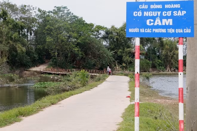 Cầu Đồng Hoàng bắc qua sông Đáy (quận Hà Đông, Hà Nội) được xây dựng từ những năm 60 của thế kỷ trước. Trải qua dòng chảy thời gian, hiện nay cây cầu này xuống cấp trầm trọng có nguy cơ sập bất cứ lúc nào, đã trở thành mối nguy hiểm đe dọa tính mạng người dân mỗi khi phải di chuyển qua đây. Được biết, cây cầu này đã từng sập một lần vào năm 2010.