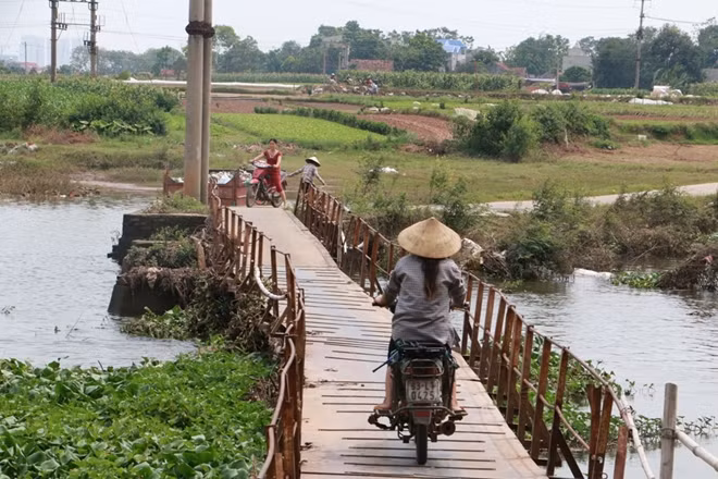 Do bề mặt cây cầu nhỏ hẹp chỉ đủ cho 1 xe máy đi qua nên người dân thường phải nhường nhau.