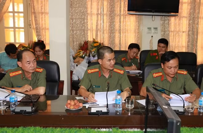 Thượng tá Trần Duy Hiển, Trưởng ban Thư ký tòa soạn trao đổi kỹ năng xử lý tin, bài nhanh gọn đảm bảo yêu cầu chính trị, kịp thời tới tay bạn đọc hàng ngày.