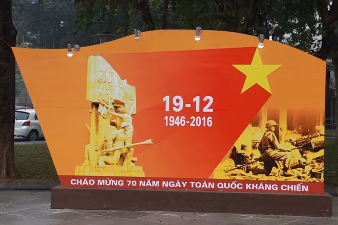 Pa-nô, băng rôn, khẩu hiệu Chào mừng 70 năm Ngày toàn quốc kháng chiến xuất hiện tại nhiều tuyến phố thủ đô.
