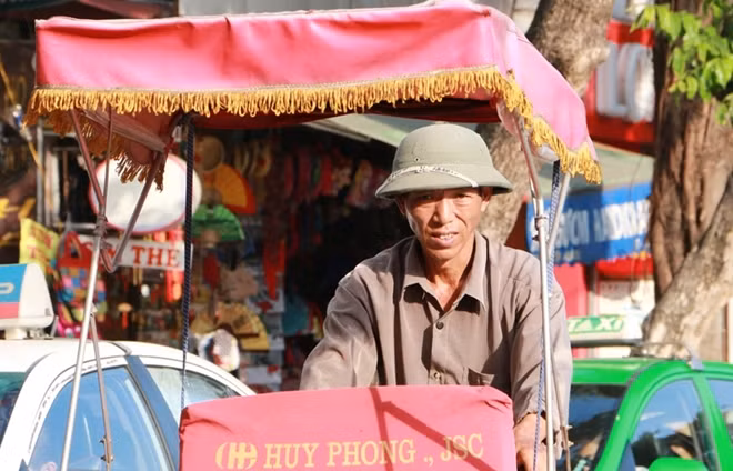 Những nét mặt mệt mỏi trên khuôn mặt những người mưu sinh trong cái nắng nóng khủng khiếp đầu hè.