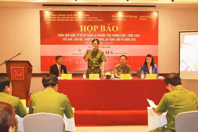 Thiếu tướng Đoàn Việt Mạnh, Cục trưởng Cục Cảnh sát PCCC & CNCH - Bộ Công an phát biểu tại buổi họp báo.
