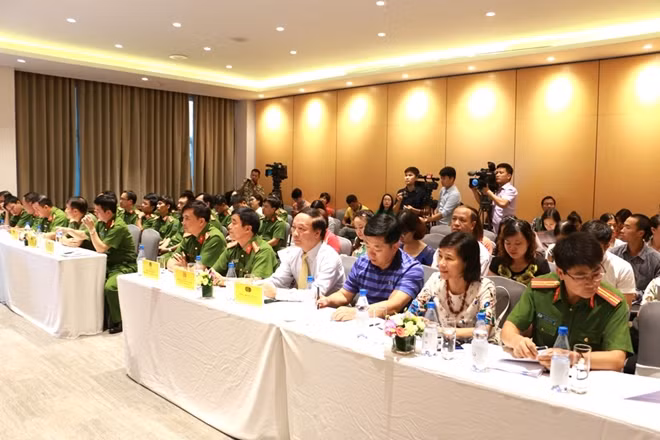 Các đại biểu dự cuộc họp báo.