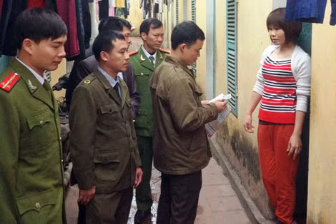 Lực lượng Công an Đồn Bắc Thăng Long phối hợp Công an xã kiểm tra công tác quản lý nhân hộ khẩu trên địa bàn.