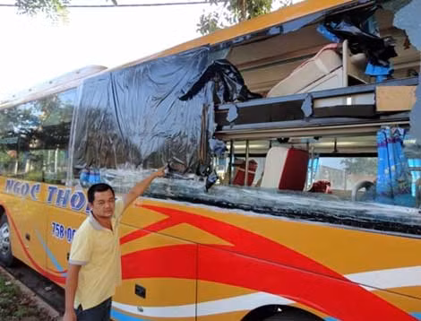 Hành vi ném đá xe khách cho thấy hiện tượng cạnh tranh không lành mạnh giữa các nhà xe. Hành vi ném đá xe khách cho thấy hiện tượng cạnh tranh không lành mạnh giữa các nhà xe.