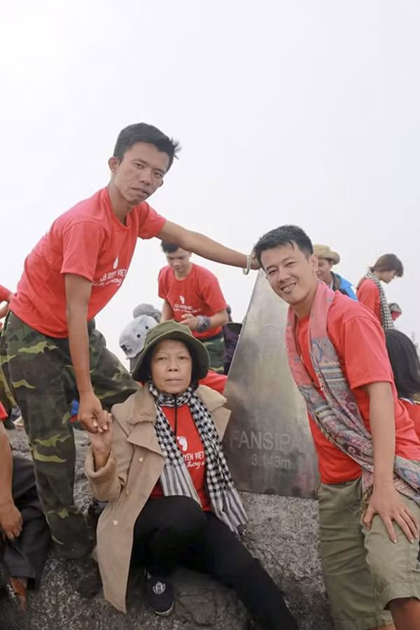 Trong chuyến hỗ trợ 7 người leo Phan Xi Păng hồi tháng 7-2015, có cả mẹ và anh trai của Tâm từ TP Hồ Chí Minh ra tham gia cùng.