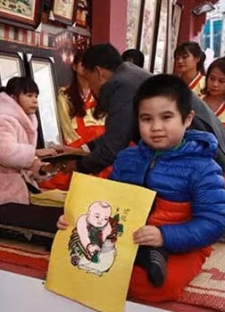 Các bạn nhỏ say sưa học cách làm tranh Đông Hồ.