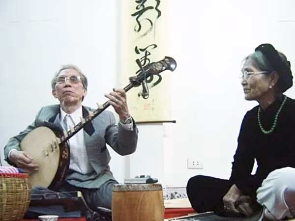 NSUT KIm Sinh trò chuyện bằng tiếng đàn.