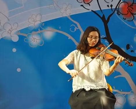 Viết thư pháp, biểu diễn âm nhạc tại “Đường báo xuân 2016”.