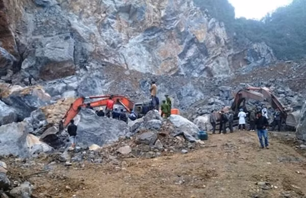Công tác tìm kiếm các nạn nhân bị tai nạn lao động.