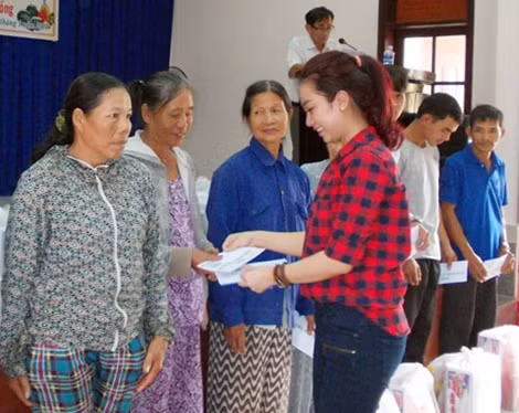 Người già neo đơn, người khiếm thị tại xã Duy Hòa nhận quà Tết do các đơn vị tài trợ trao tặng.