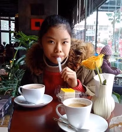 Học sinh đợi bố mẹ kết thúc giờ làm ở quán cà fe.
