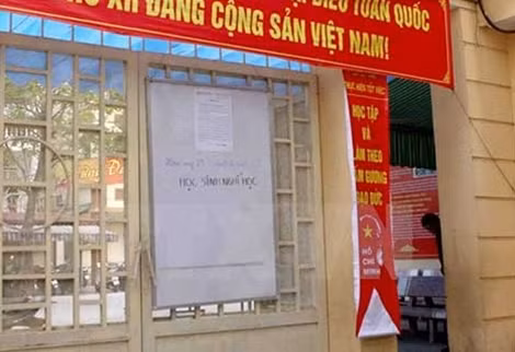 Bảng thông báo nghỉ học tại một trường Tiểu học trên địa bàn quận Hai Bà Trưng, ảnh Quý Trung.