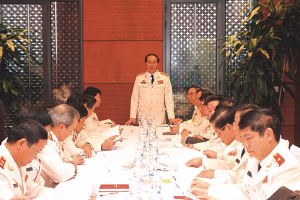 Đại tướng Trần Đại Quang, Ủy viên Bộ Chính trị, Bộ trưởng Bộ Công an cùng các đại biểu Đảng bộ Công an Trung ương thảo luận, nghiên cứu tài liệu tại đoàn. Ảnh: V.Hưng.