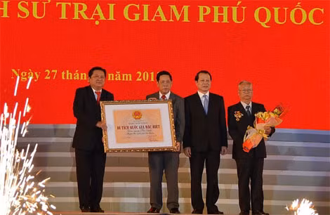 Đồng chí Vũ Văn Ninh – Phó Thủ tướng Chính phủ, Trưởng Ban chỉ đạo Tây Nam Bộ trao bằng Di tích quốc gia đặc biệt Di tích lịch sử Nhà tù Phú Quốc cho lãnh đạo tỉnh Kiên Giang
