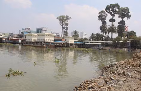 Nhà máy sản xuất nước sạch Đồng Nai bị dự án lấn sông vây ép.