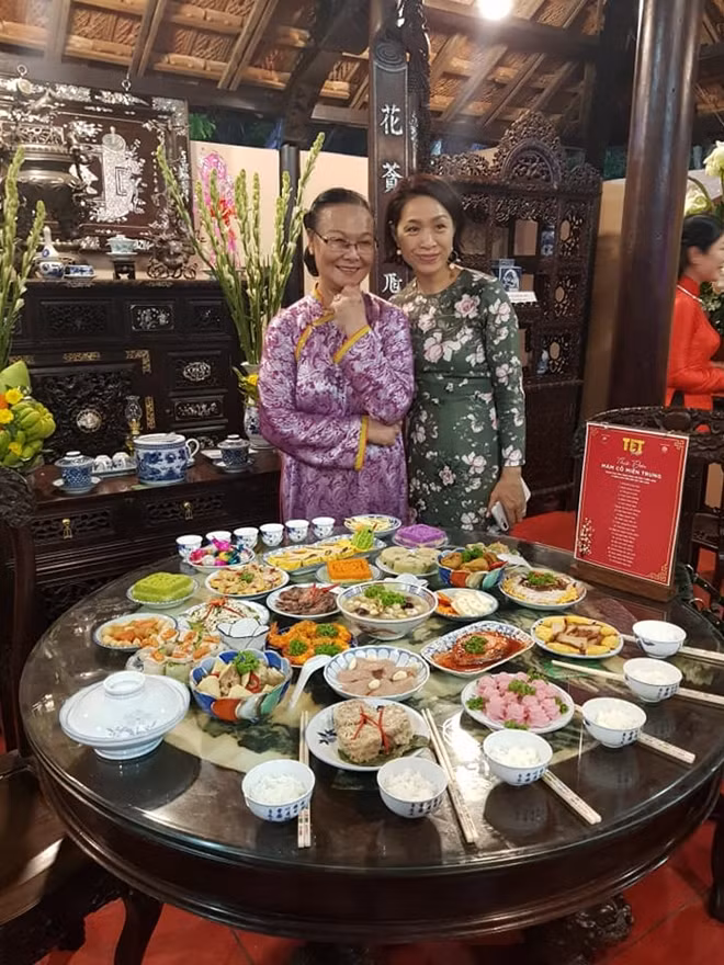 Các nghệ nhân ẩm thực bên cạnh mâm cơm đặc trưng ngày Tết.