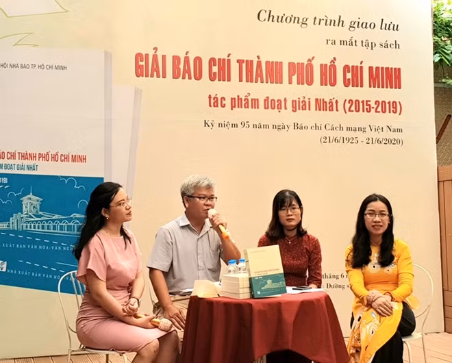Các nhà báo giao lưu tại buổi ra mắt sách.