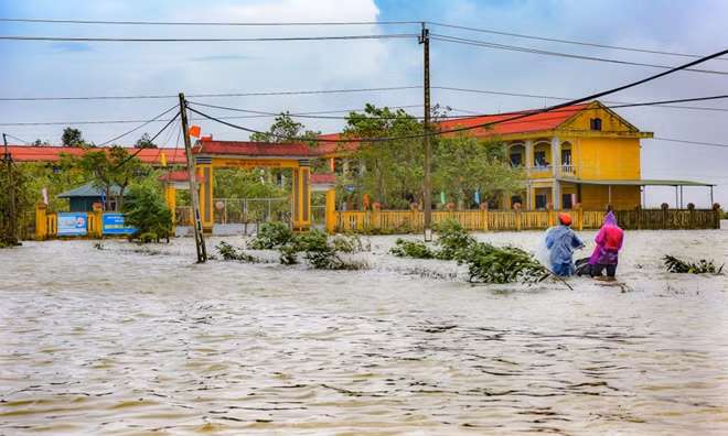 Cảnh lụt lội ở một trường học.