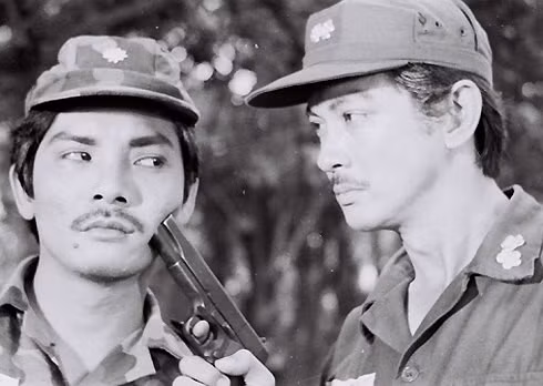 Nghệ sĩ Thương Tín và NSƯT Nguyễn Chánh Tín trong phim "Ván bài lật ngửa".