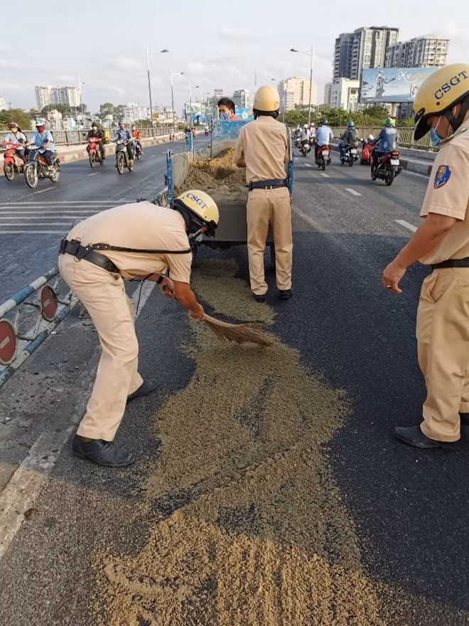 Dọn cát rơi vãi.