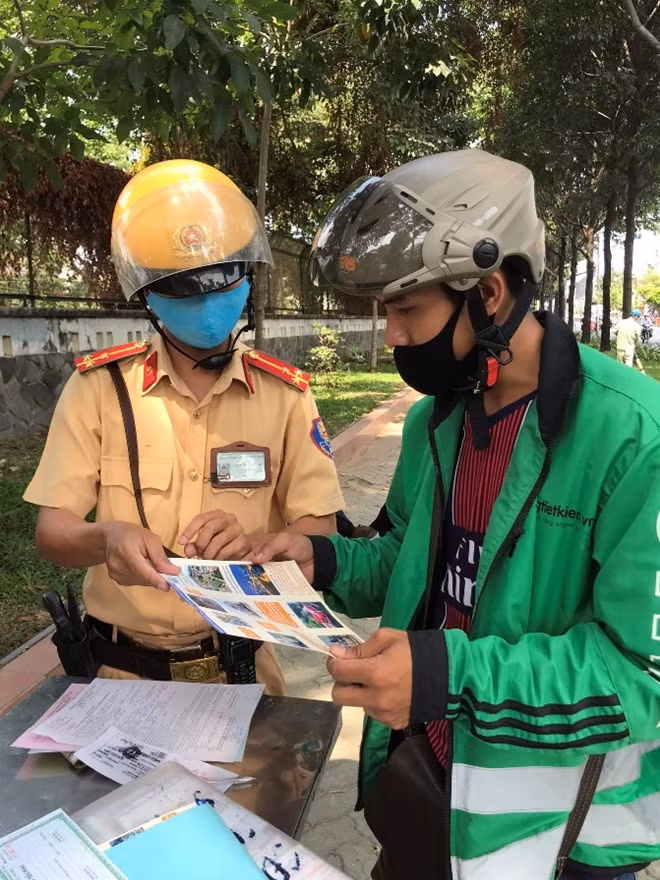 CSGT phát tờ rơi hướng dẫn phòng chống dịch Covid.
