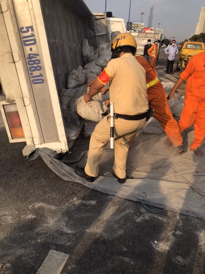 Bốc dỡ hàng hóa giúp các bác tài bị nạn.