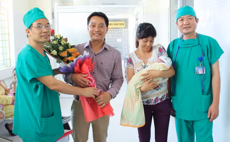 Các bác sĩ chúc mừng gia đình sản phụ Vũ Thị Thanh Ngọc.