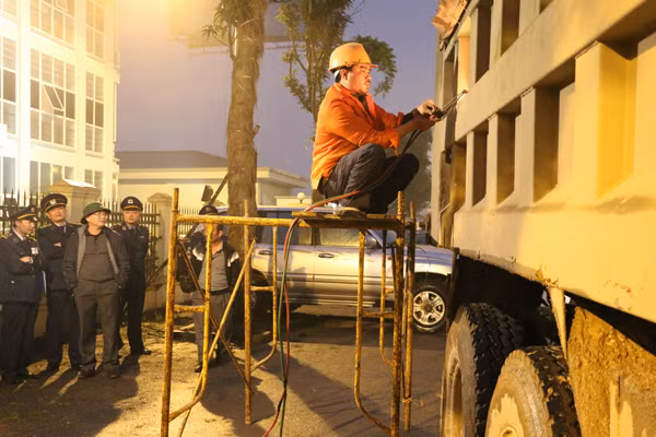 Một xe tải bị buộc cắt thùng cơi nới.