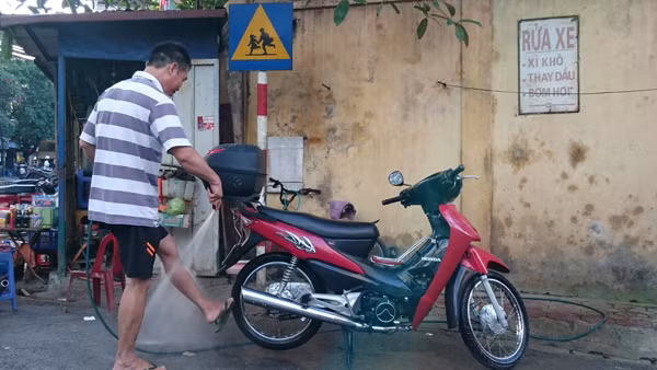 Anh Quý đang làm công việc thường ngày.
