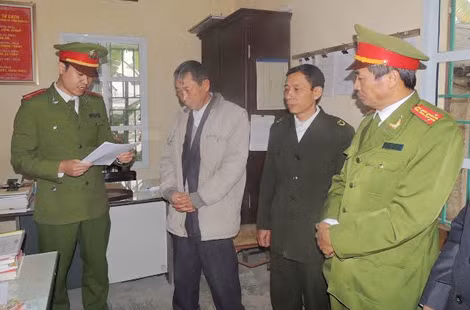 Cơ quan Công an đọc lệnh bắt đối tượng Dũng.