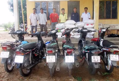 Các đối tượng vận chuyển thuốc lá ngoại và đường cát nhập lậu bị bắt giữ. Các đối tượng vận chuyển thuốc lá ngoại và đường cát nhập lậu bị bắt giữ.