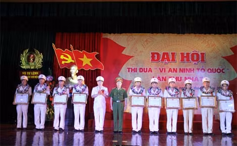 Thượng tướng Lê Quý Vương, Ủy viên Trung ương Đảng, Thứ trưởng Bộ Công an trao Bằng khen cho các tập thể, cá nhân tiêu biểu trong phong trào thi đua Vì ANTQ.