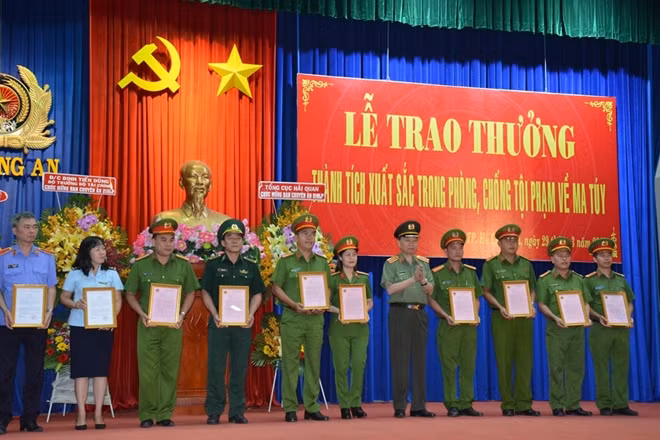 Bộ trưởng Tô Lâm trao Thư khen và Quyết định thưởng cho các tập thể, cá nhân.