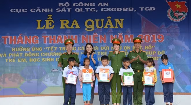 Trao quà tặng cho 20 em học sinh có hoàn cảnh khó khăn.