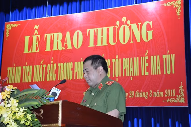 Thiếu tướng Phạm Văn Các thay mặt Ban chuyên án báo cáo tóm tắt thành tích đấu tranh của chuyên án.