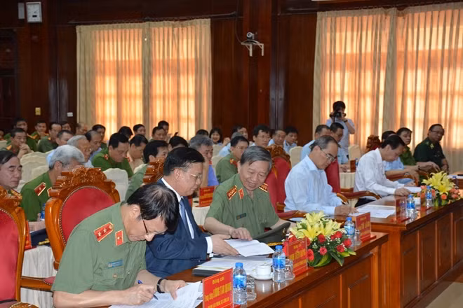 Các đại biểu tại buổi lễ.