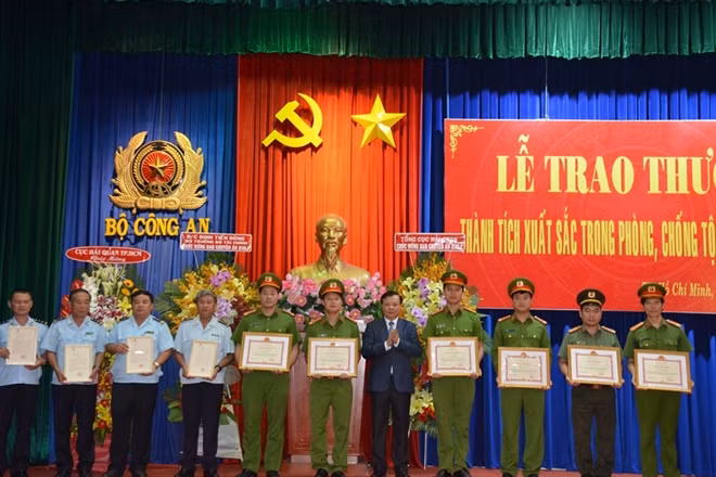 Bộ trưởng Đinh Tiến Dũng trao Quyết định khen thưởng cho các tập thể.