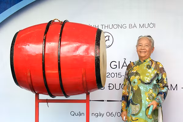 Bà Mười đánh trống khai giảng năm học mới.