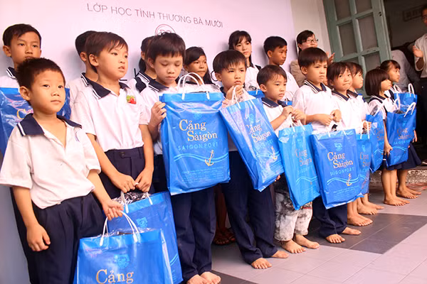 Các em được nhận quà từ nhiều tổ chức.