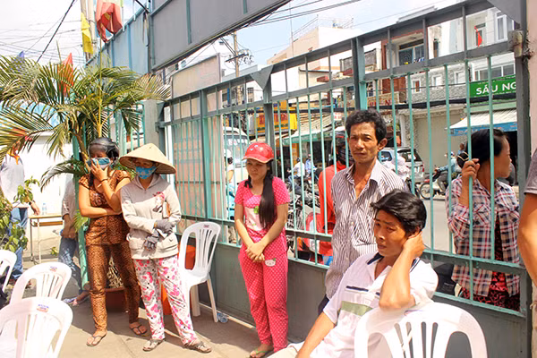 Phụ huynh tranh thủ giờ giải lao chạy tới cổng trường ngóng con.