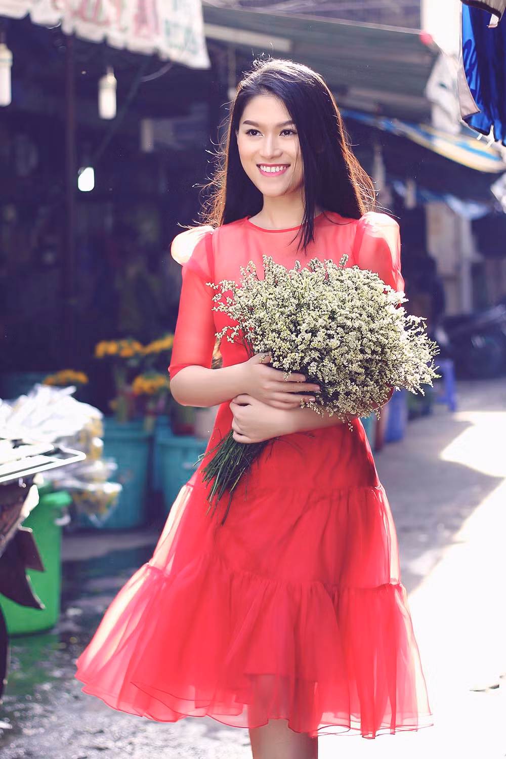 Cô cũng không ngại tạo dáng dưới ánh nắng chói chang để có được những hình ảnh đẹp nhất trong dịp đầu năm.