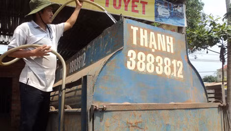 Anh Thạnh đang lấy nước mang bán cho các hộ dân ở thị xã Đồng Xoài. Ảnh: Đức Trí.