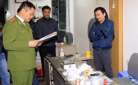 Cơ quan Công an đọc lệnh khám xét khẩn cấp nơi làm việc của Phạm Đình Hưng (dấu X).