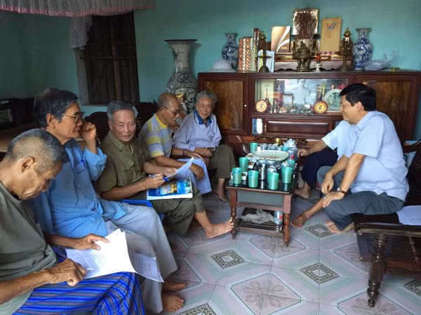 Đồng đội và người dân từng chứng kiến sự hy sinh của liệt sỹ Lê Văn Nhân gặp gỡ, ôn lại kỷ niệm. Đồng đội và người dân từng chứng kiến sự hy sinh của liệt sỹ Lê Văn Nhân gặp gỡ, ôn lại kỷ niệm.