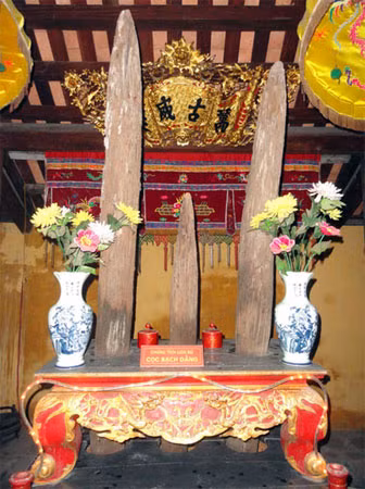 Cọc Bạch Đằng được lưu giữ, thờ trong Từ Lương Xâm. Cọc Bạch Đằng được lưu giữ, thờ trong Từ Lương Xâm.
