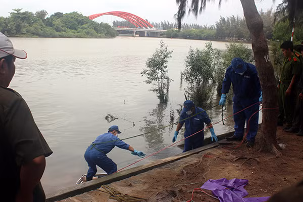 Địa điểm thi thể đàn ông nổi lên.