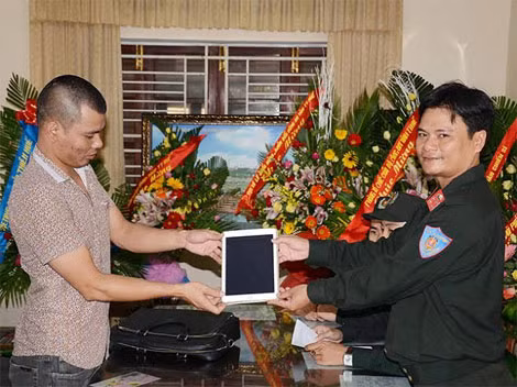 Đại diện Phòng Cảnh sát bảo vệ và cơ động Công an tỉnh Thừa Thiên- Huế trao trả lại tài sản cho anh Quân. Đại diện Phòng Cảnh sát bảo vệ và cơ động Công an tỉnh Thừa Thiên- Huế trao trả lại tài sản cho anh Quân.