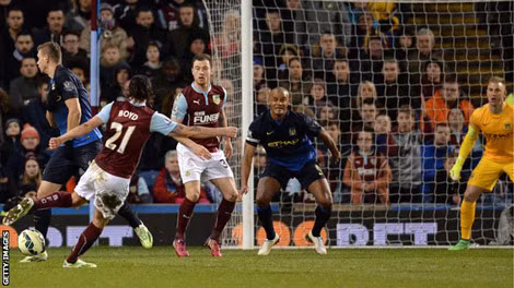 George Boyd (số 21) ghi bàn thắng quyết định của trận đấu (Ảnh – BBC).