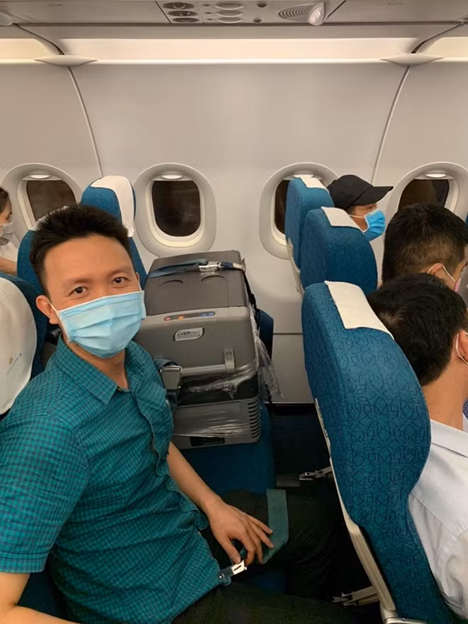 Gan của người hiến chuyển từ Hà Nội về TP Hồ Chí Minh bằng đường hàng không.